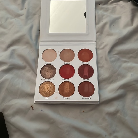 Eyeshadow palette - Picture 2 of 2